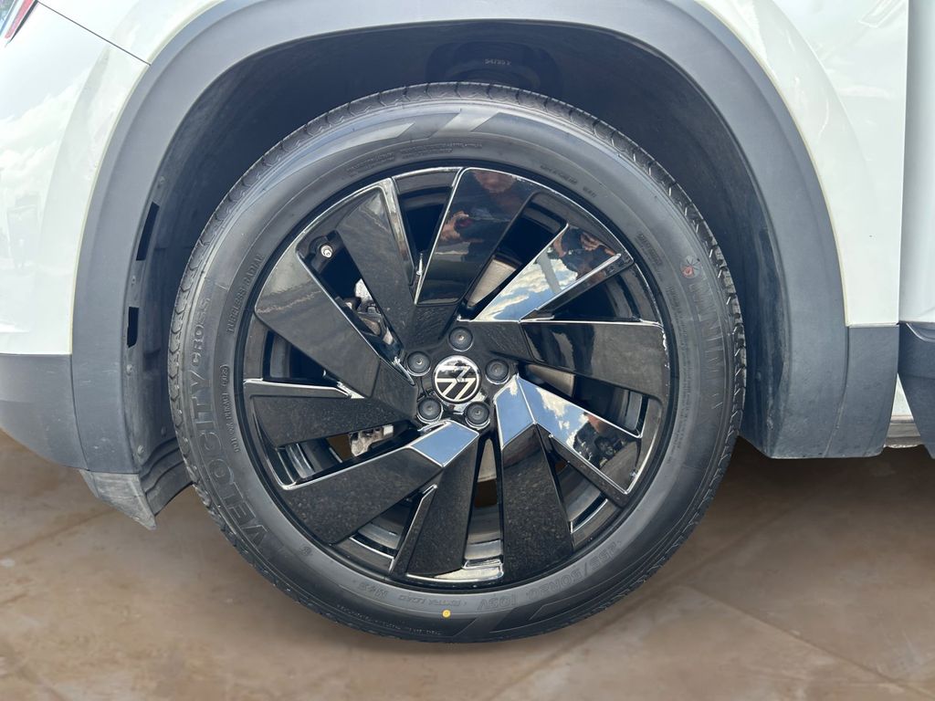 Used Car 2024 Volkswagen Atlas Cross Sport  2.0t Se W/technology For Sale Under $30,000 In Floresville, Texas
