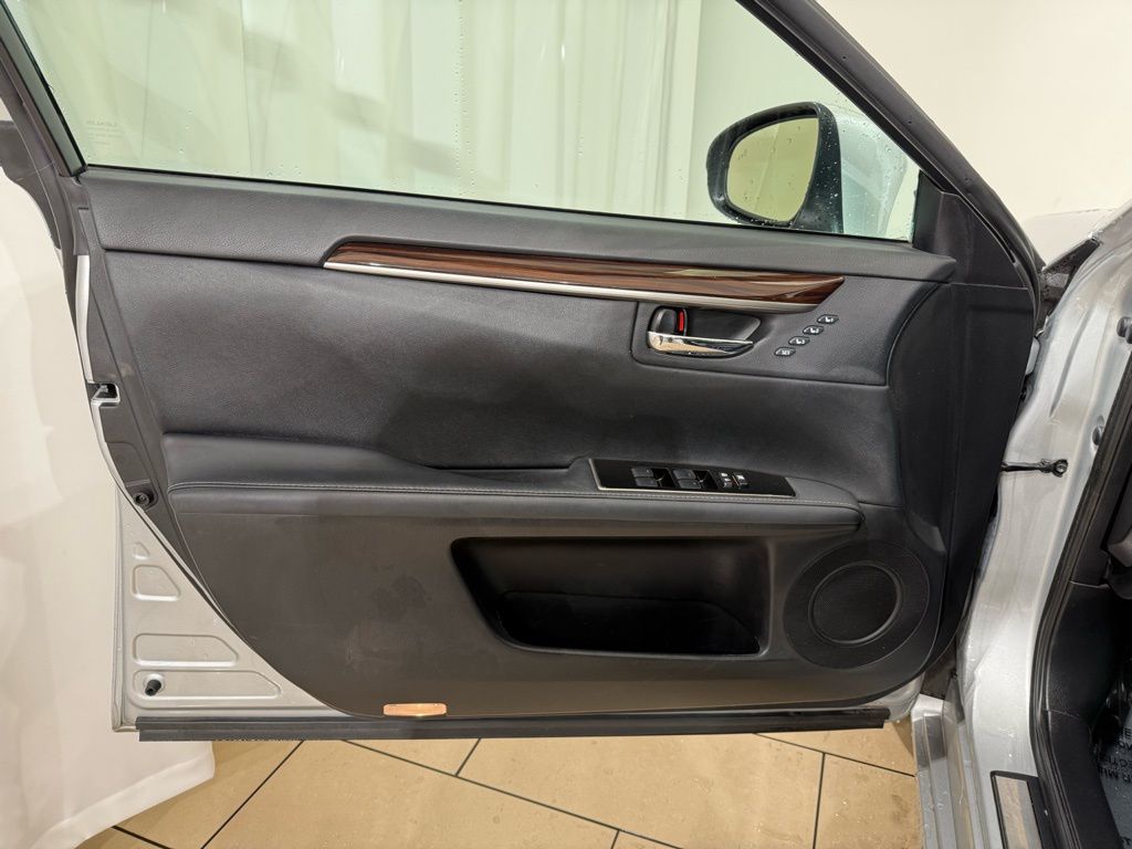 Thumbnail: 2017 Lexus ES - 14