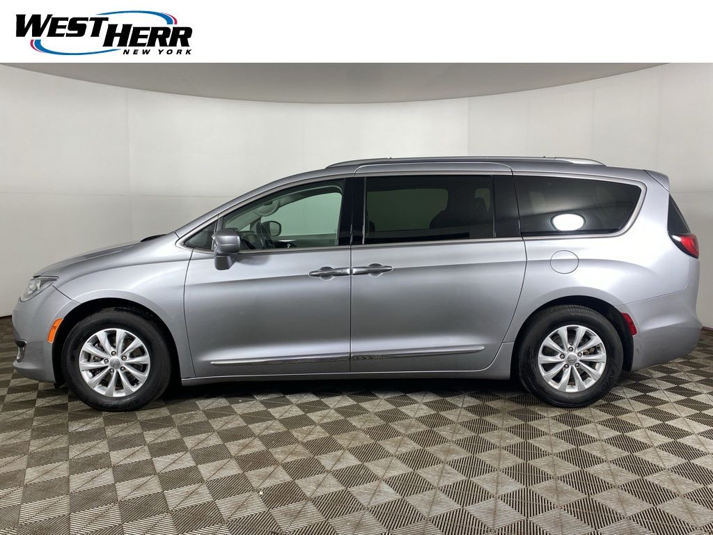 Used 2018 Silver Chrysler Touring L image 26