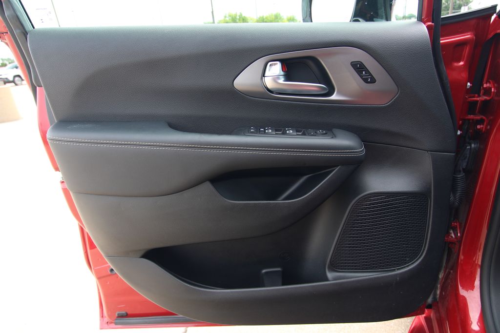 Used 2026 Chrysler Pacifica Van