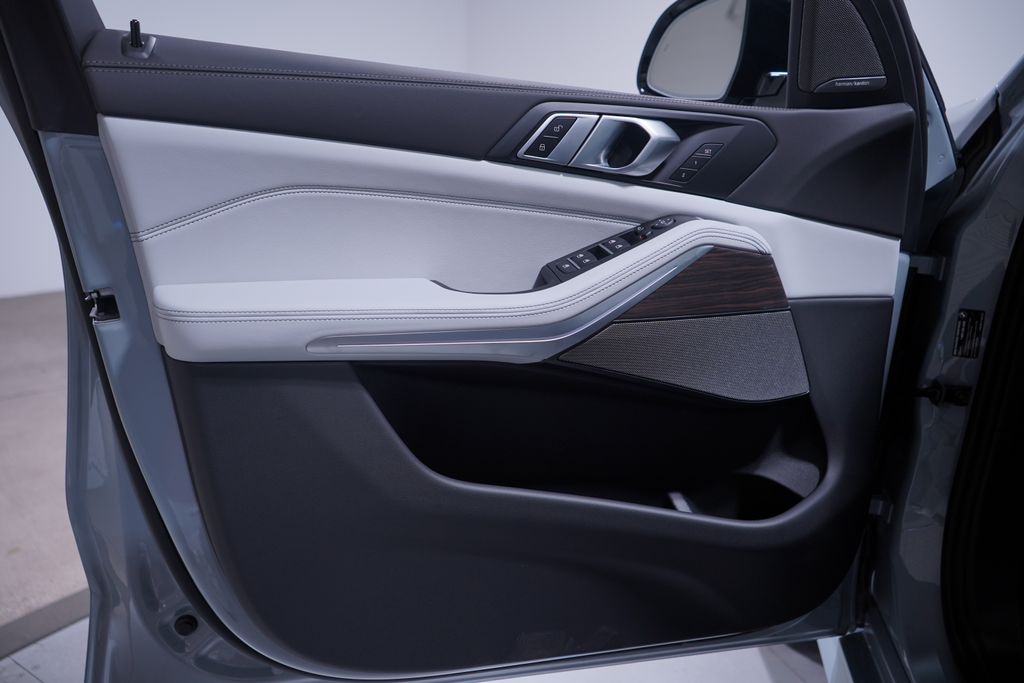 Thumbnail: 2026 BMW X5 - 10