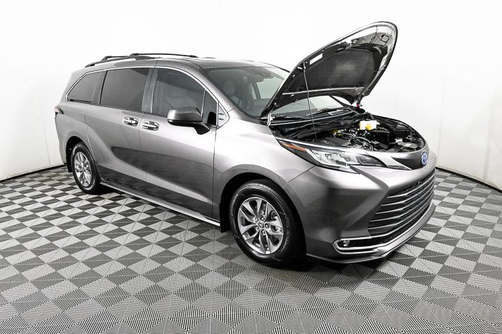 2022 Toyota Sienna XLE 32