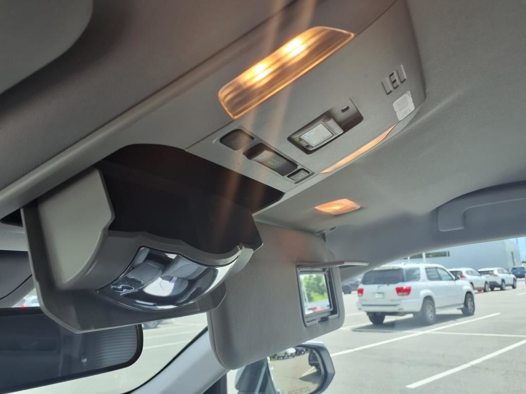 2022 Toyota Highlander LE photo 22