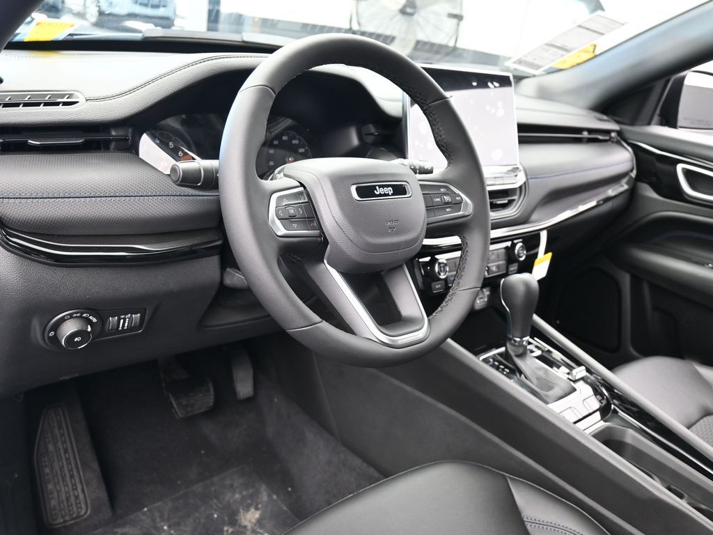 New 2026 Diamond Black Crystal Pearlcoat Jeep Latitude image 12