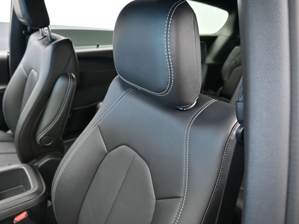 New 2026 Bright White Clearcoat Chrysler Select image 16