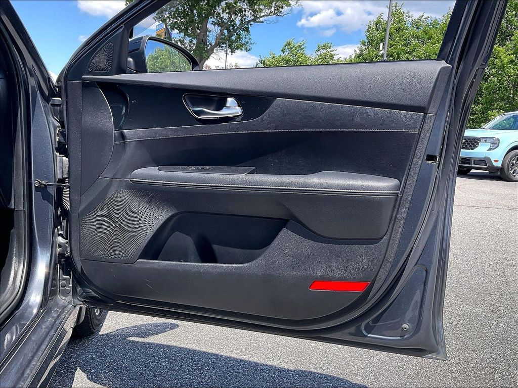 2023 Kia Forte — photo 11