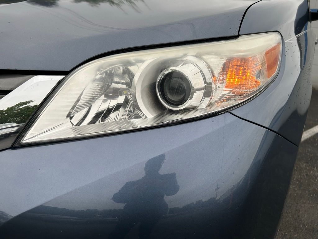 2014 Toyota Sienna XLE 9