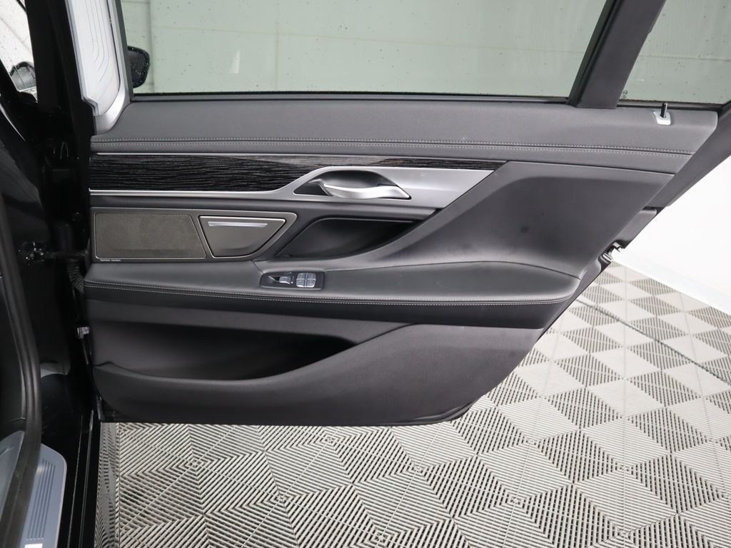 Thumbnail: 2022 BMW 7 Series - 28