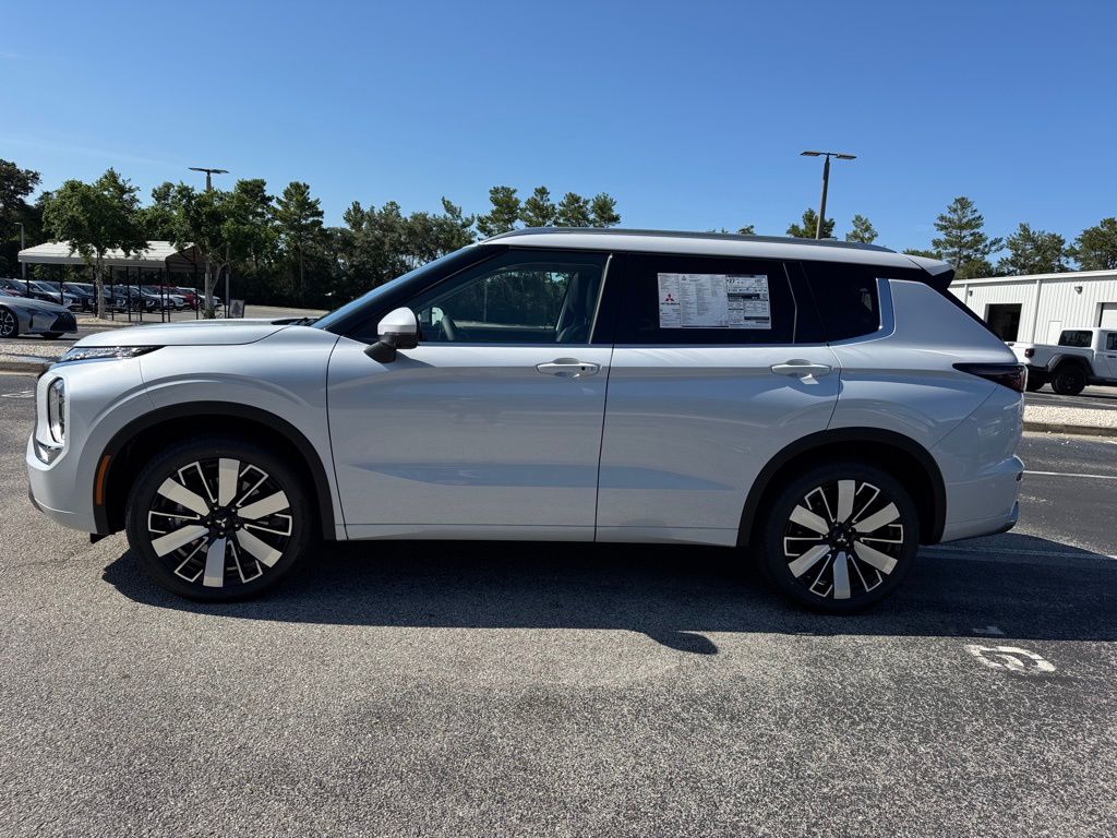 2025 Mitsubishi Outlander SEL photo 2