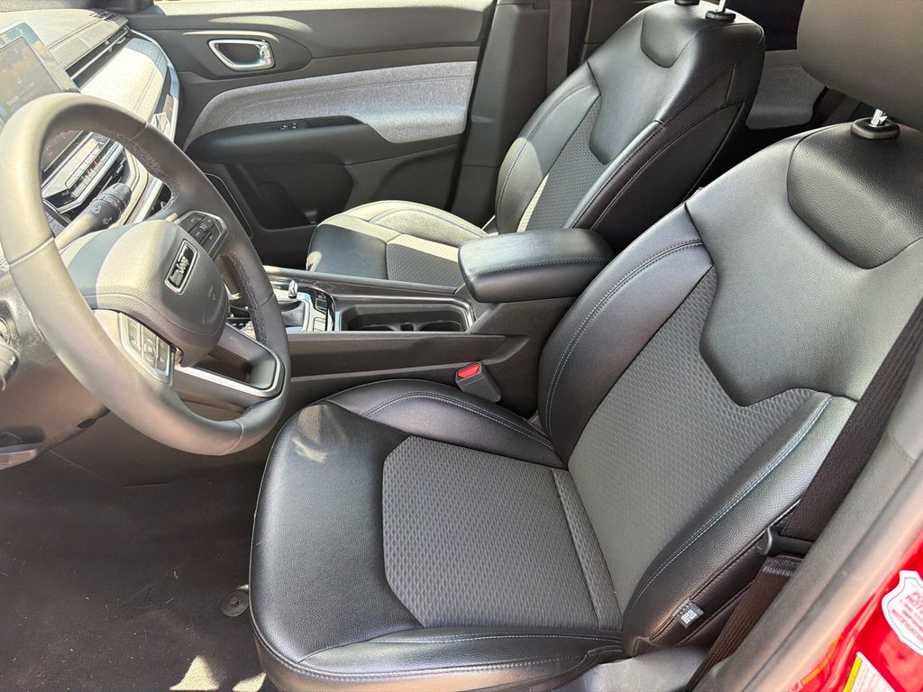 Used 2025 Red Jeep Latitude image 9