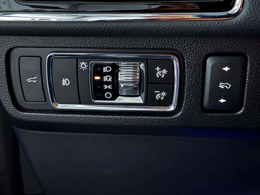 Certified Used 2023 Infinite Black Metallic Clearcoat Lincoln Reserve image 11