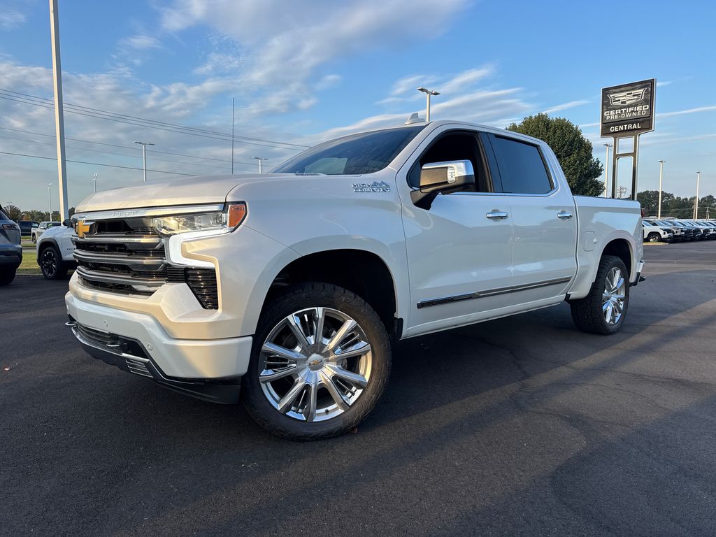 White (Iridescent Pearl Tricoat) 2022 Chevrolet Silverado 1500 Pickup Truck Four-Wheel Drive Automatic