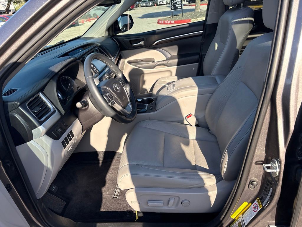 Thumbnail: 2015 Toyota Highlander - 17