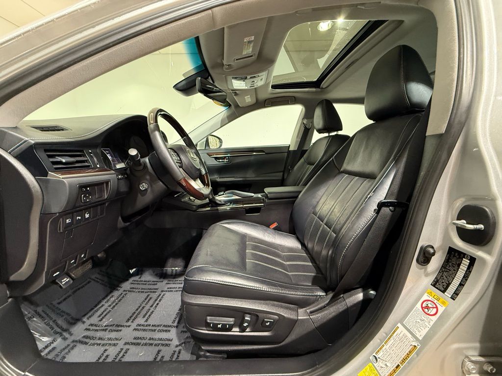 Thumbnail: 2017 Lexus ES - 12