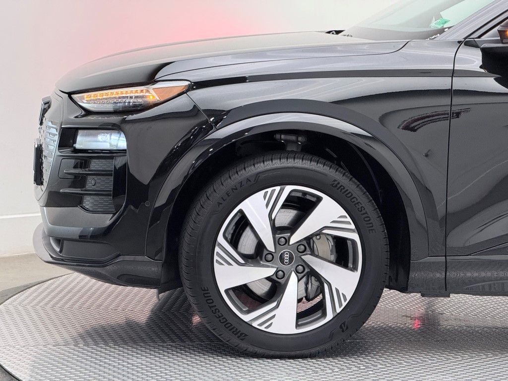 Thumbnail: 2025 Audi Q6 e-tron - 8