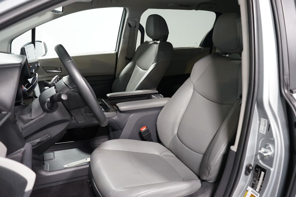 Thumbnail: 2023 Toyota Sienna - 6