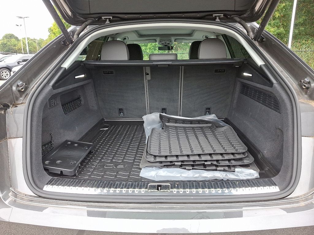 Thumbnail: 2022 Audi Q8 - 30