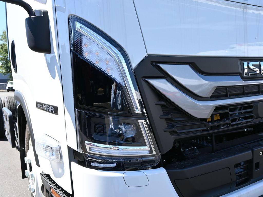 2025 Isuzu NRR 