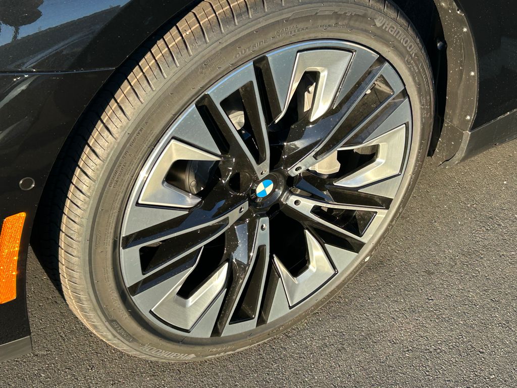 Thumbnail: 2026 BMW i5 - 3
