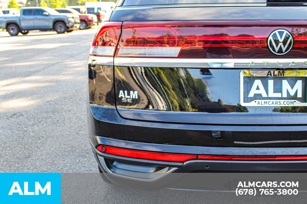 Used 2025 Black Volkswagen 2.0T SE w/Technology image 11