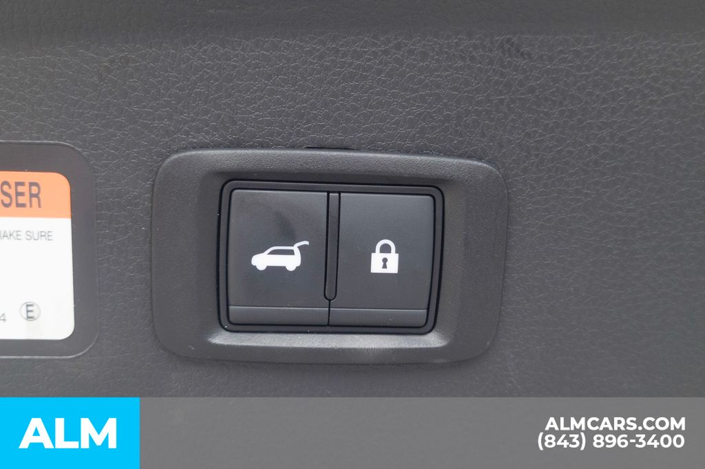 Used 2024 Blue Mitsubishi SE image 9