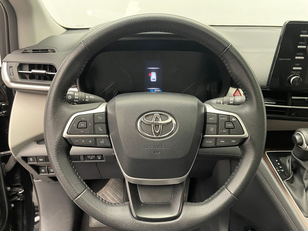 2023 Toyota Sienna XLE 27