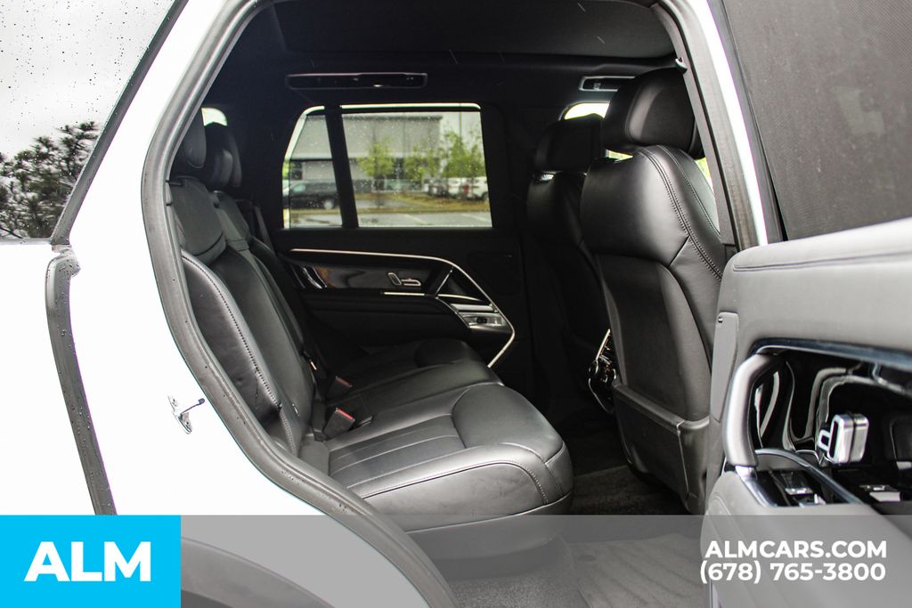 Used 2023 White Land Rover SE image 18