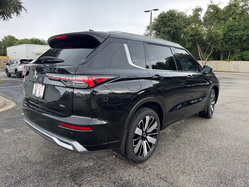 2025 Mitsubishi Outlander SEL photo 2