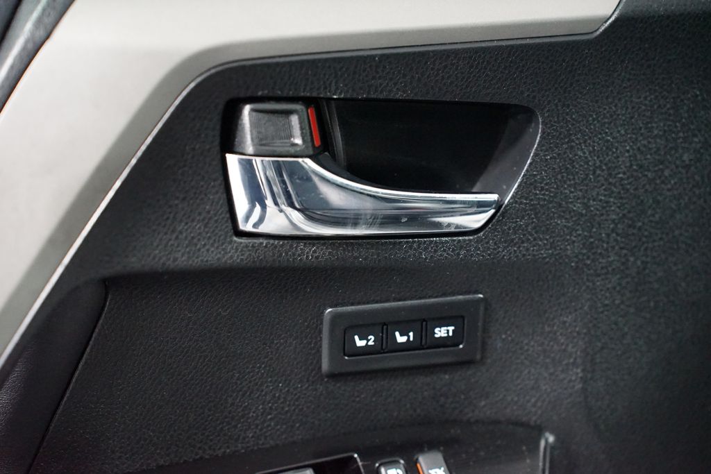 Thumbnail: 2017 Toyota RAV4 - 32