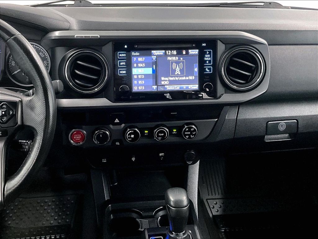 2017 Toyota Tacoma — photo 18