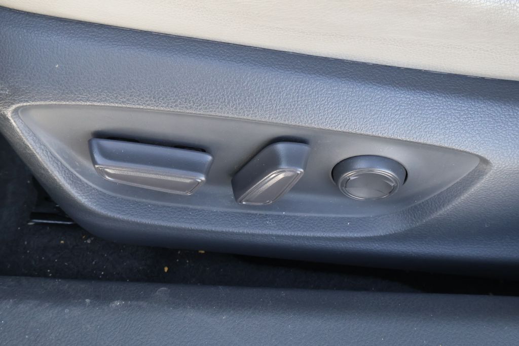 Thumbnail: 2020 Toyota Camry - 14