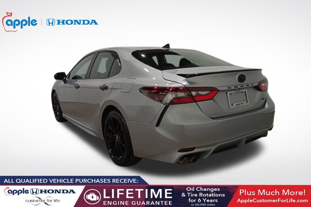 2022 Toyota Camry SE Hybrid