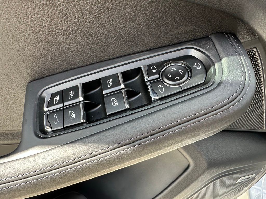 Thumbnail: 2026 Porsche Macan - 19