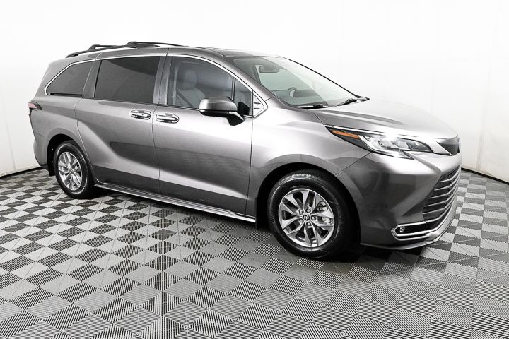 2022 Toyota Sienna XLE 2