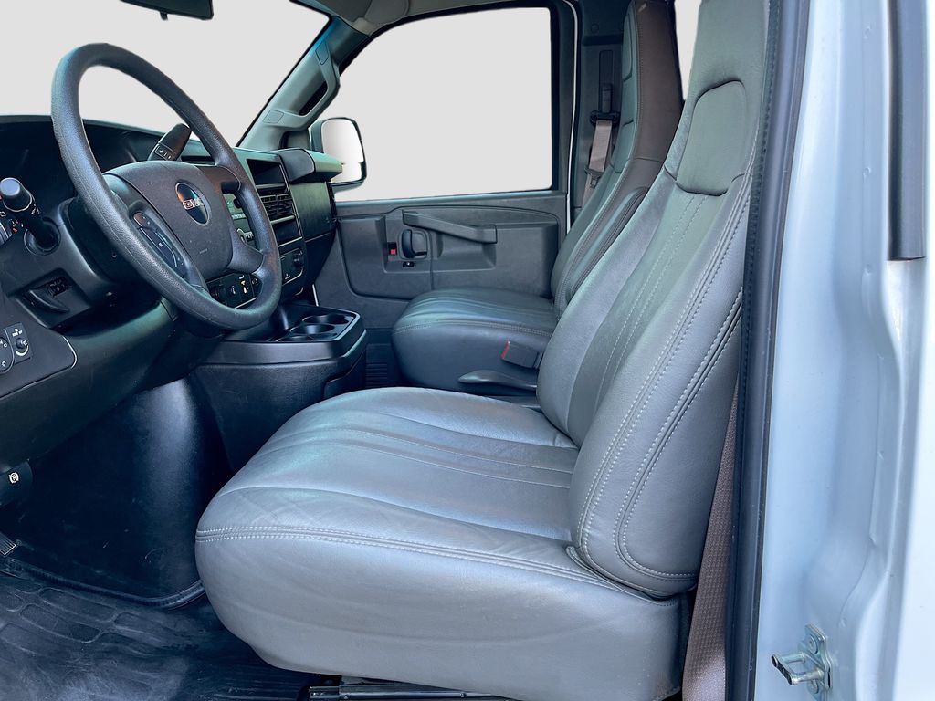 2024 GMC Savana Cargo Work Van - Photo 20