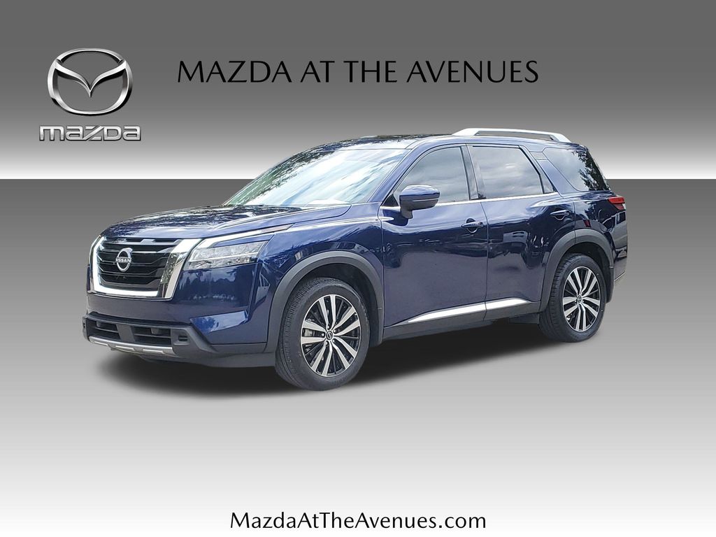2023 Nissan Pathfinder Platinum's photo