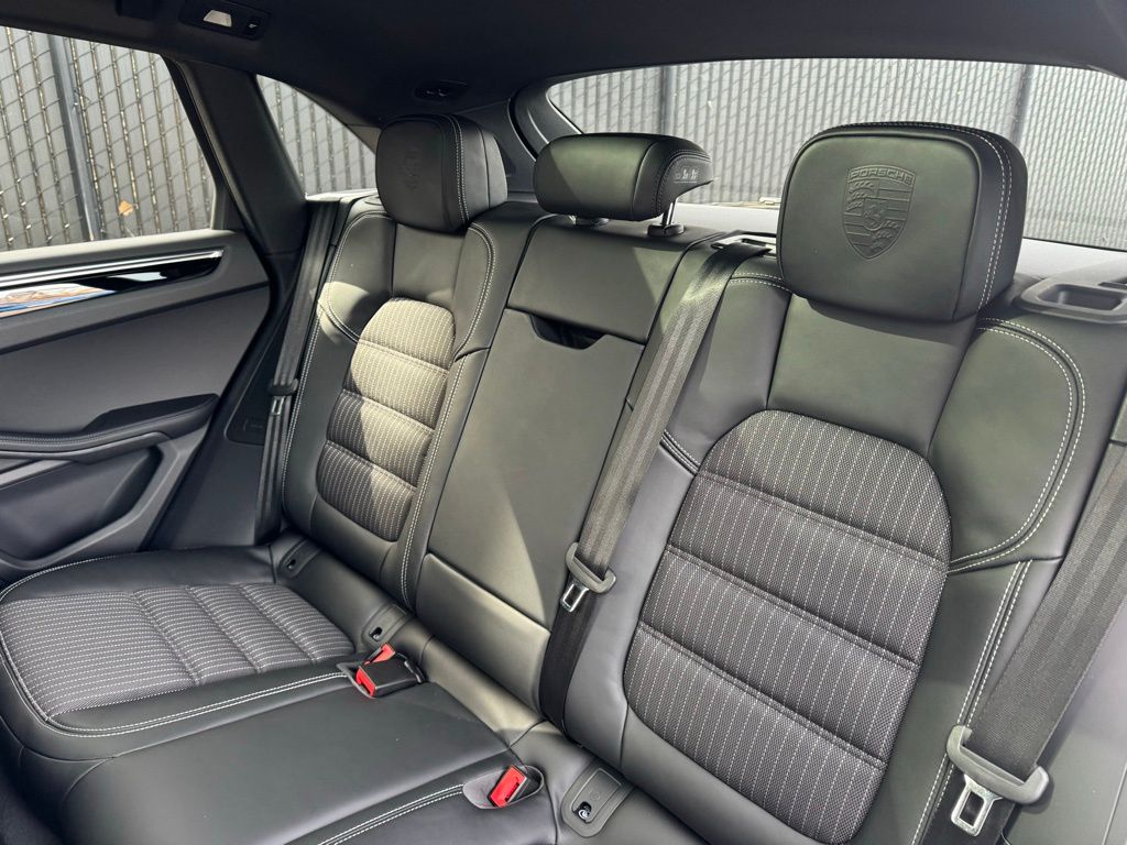 2025 Porsche Macan  16