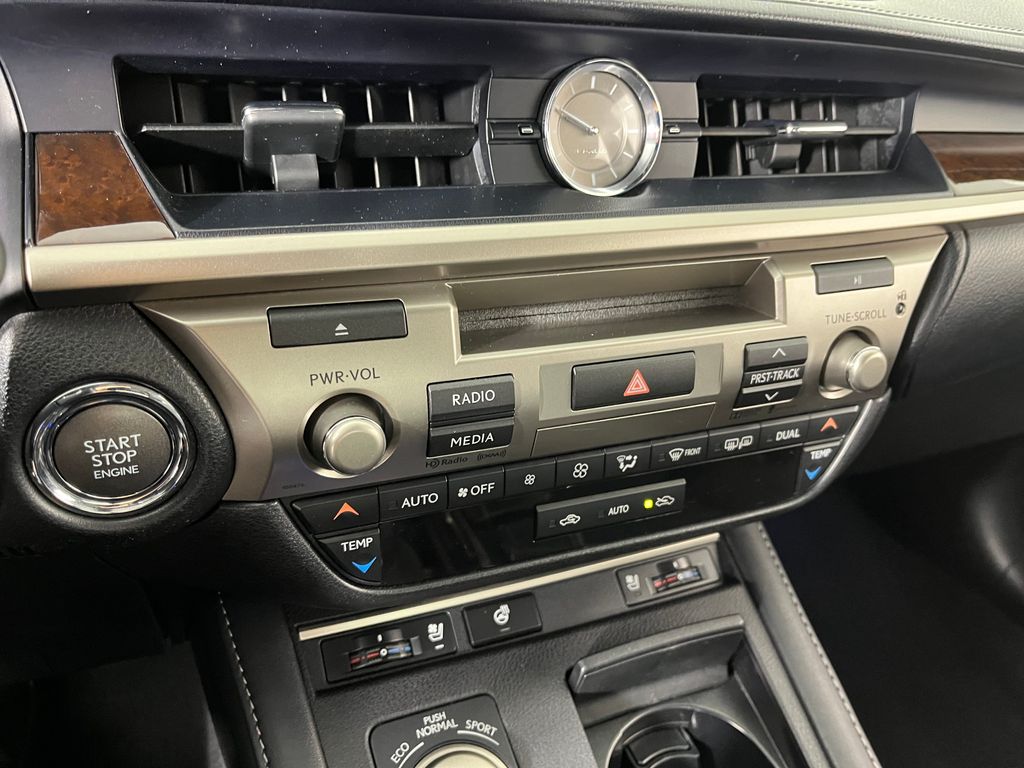 Thumbnail: 2016 Lexus ES - 30