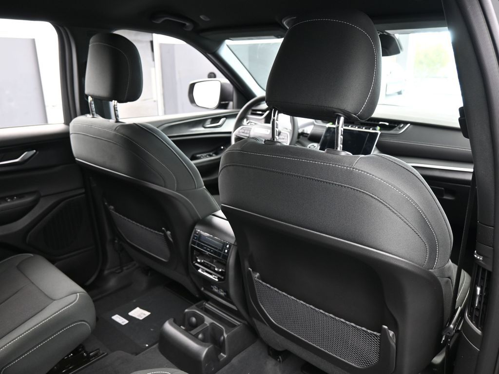 New 2026 Diamond Black Crystal Pearlcoat Jeep Laredo image 40