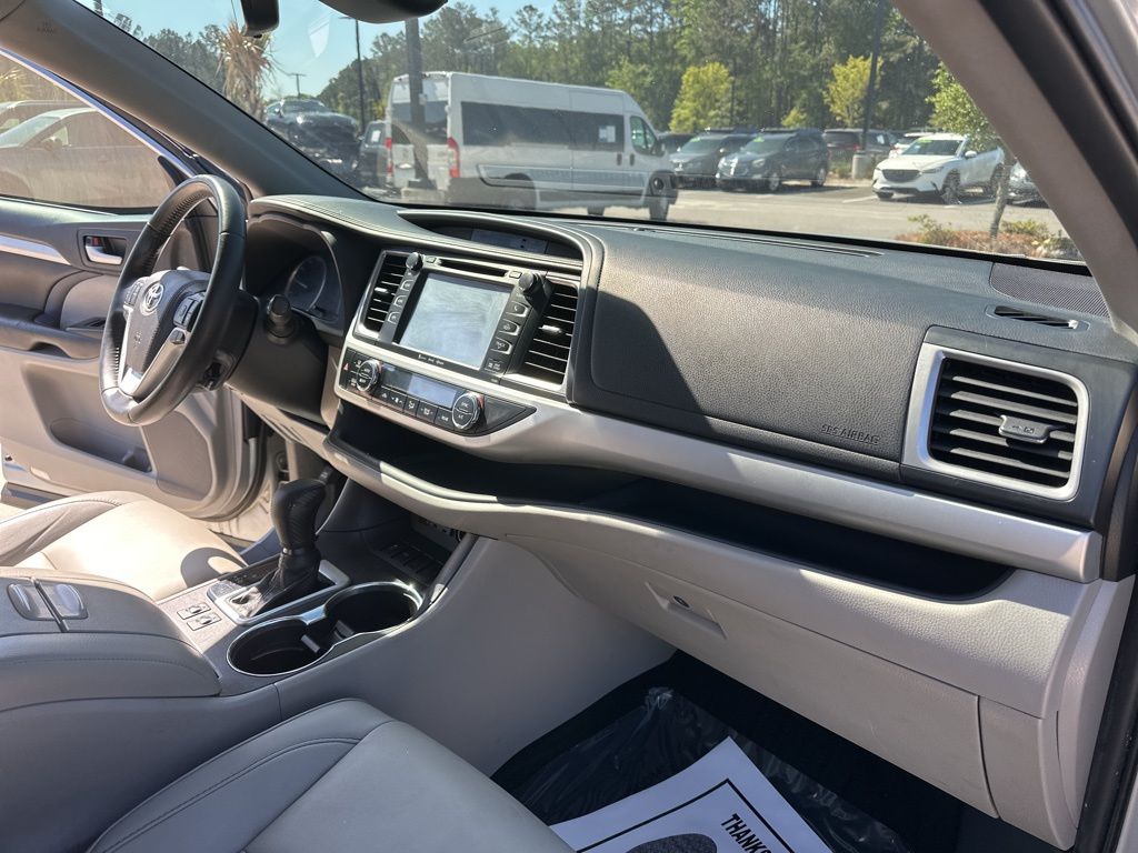 2019 Celestial Silver Metallic Toyota Highlander XLE FWD SUV