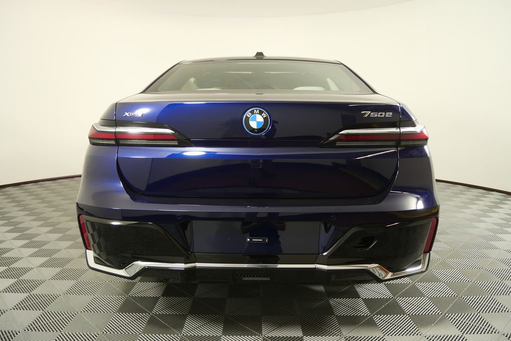 Thumbnail: 2026 BMW 7 Series - 4