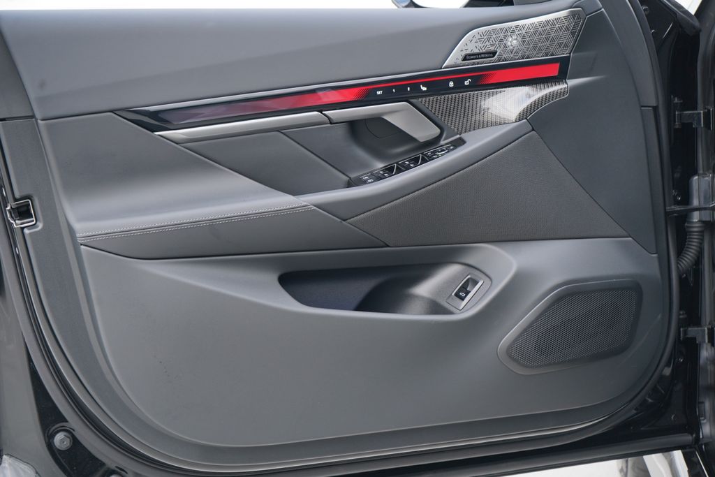 Thumbnail: 2026 BMW M5 - 11