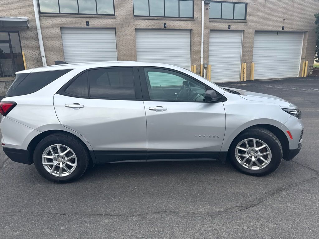 2022 Silver Ice Metallic Chevrolet Equinox LS FWD SUV