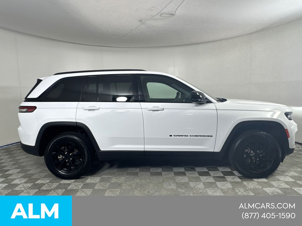 Used 2025 White Jeep Altitude image 5