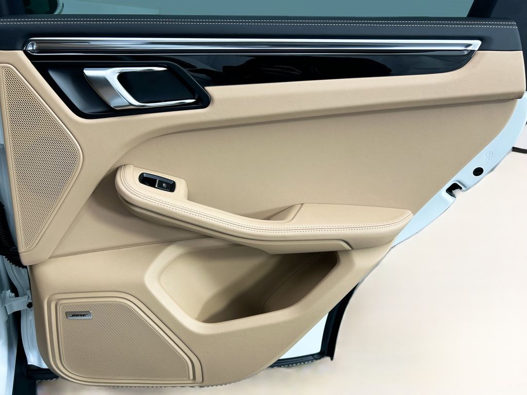 Thumbnail: 2026 Porsche Macan - 28