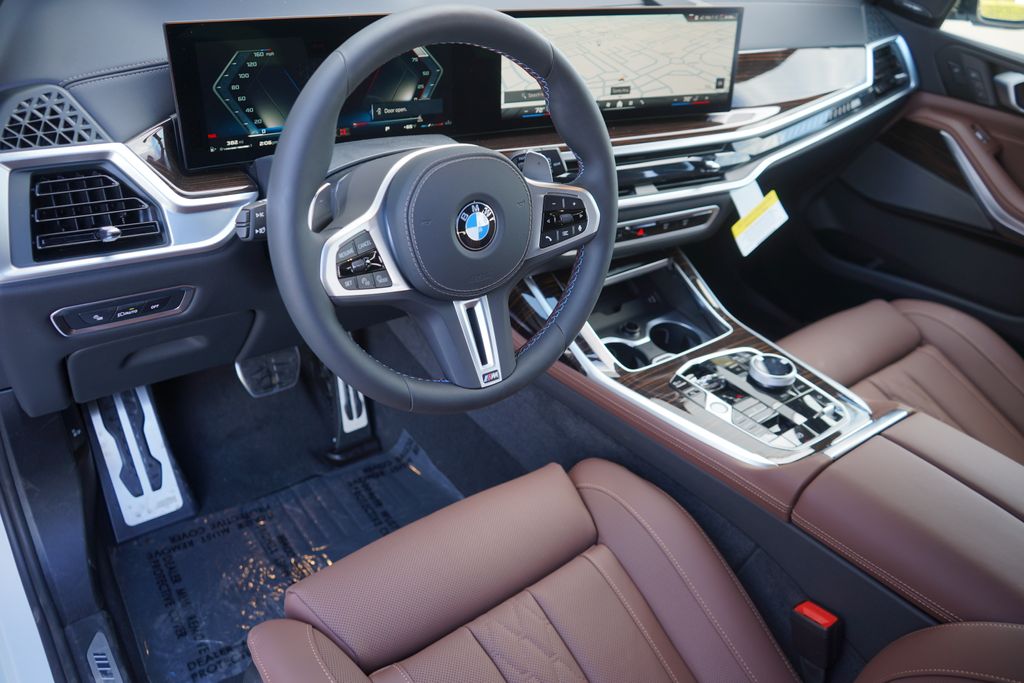 2025 BMW X7 M60i 12