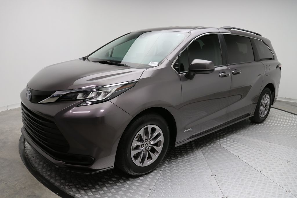 2024 Toyota Sienna LE -
                West Palm Beach, FL