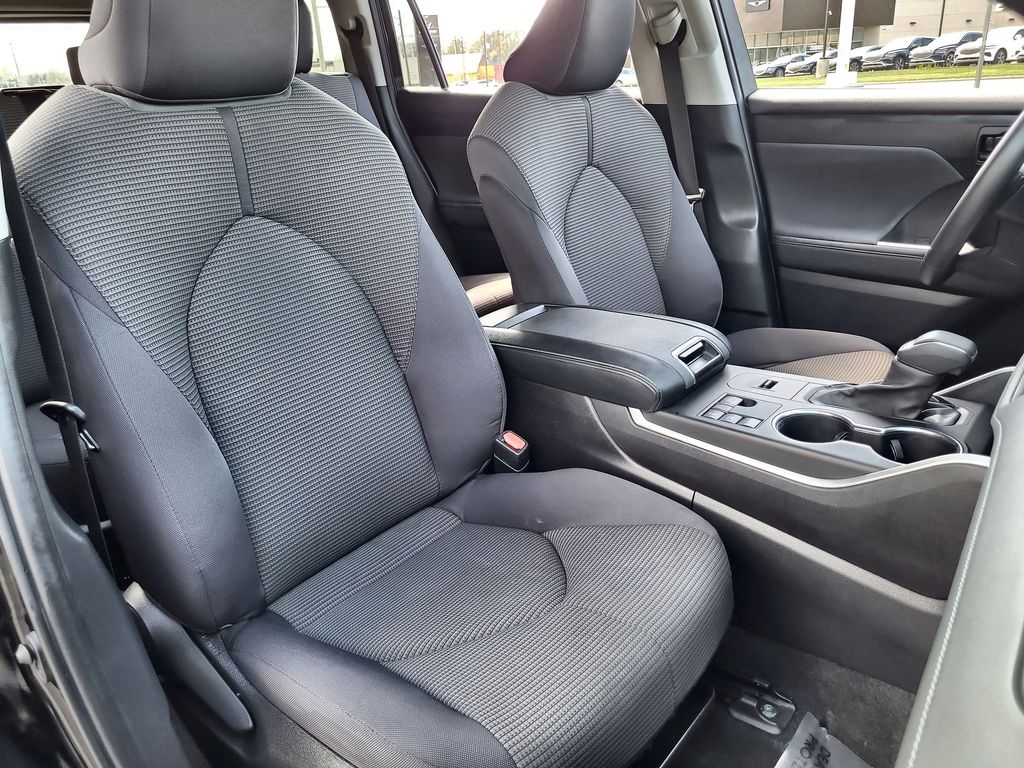 2023 Toyota Highlander LE 19