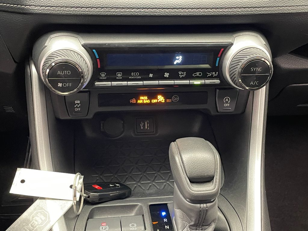 2024 Toyota RAV4 XLE 27
