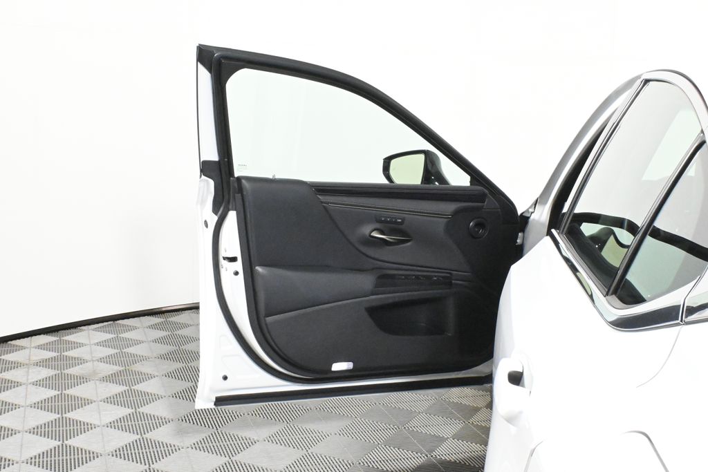 Thumbnail: 2021 Lexus ES - 29